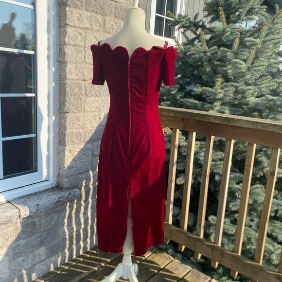 STUNNING 80s red velvet scallop dress - Picture 5 of 7